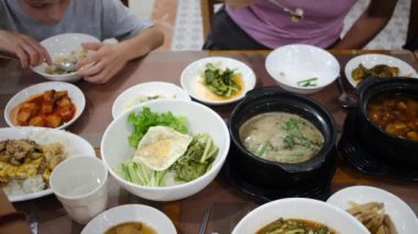 Restorandaki Asya yemeklerini yakından izle..