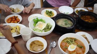 Restorandaki Asya yemeklerini yakından izle..