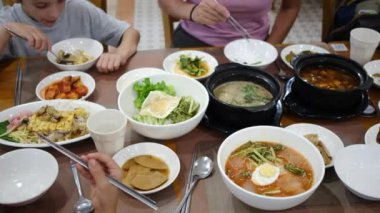 Restorandaki Asya yemeklerini yakından izle..