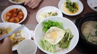 Restorandaki Asya yemeklerini yakından izle..