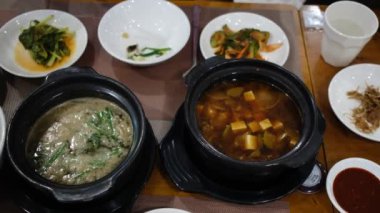 Restorandaki Asya yemeklerini yakından izle..