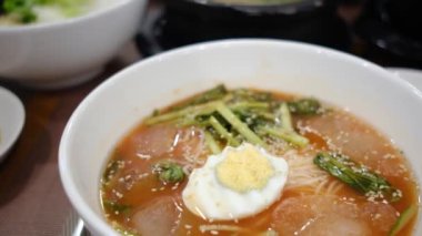 Restorandaki Asya yemeklerini yakından izle..