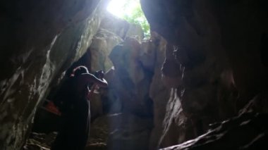 40 yaşında sırt çantalı bir kadın Güneydoğu Asya tapınağında yürüyor, kültür ve yetki ele geçiriyor. 