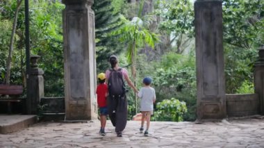 Anne ve oğulları tapınakta yürüyorlar. 