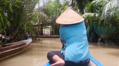 Mekong Nehri pazarındaki teknede dikiz aynasından biri.