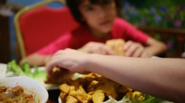 Restorandaki Asya yemeklerini yakından izle..