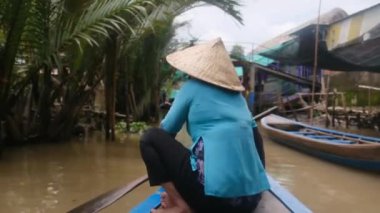 Mekong Nehri pazarındaki teknede dikiz aynasından biri.