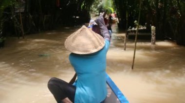 Mekong Nehri pazarındaki teknede dikiz aynasından biri.