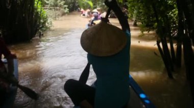 Mekong Nehri pazarındaki teknede dikiz aynasından biri.