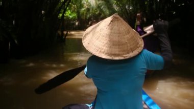 Mekong Nehri pazarındaki teknede dikiz aynasından biri.