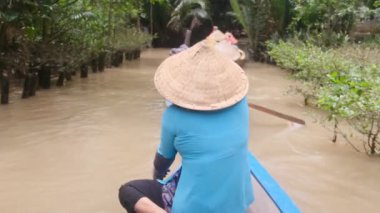Mekong Nehri pazarındaki teknede dikiz aynasından biri.