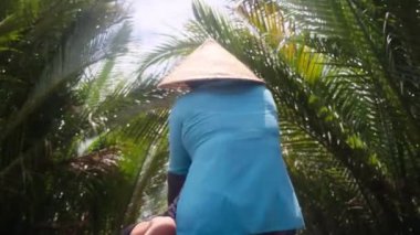 Mekong Nehri pazarındaki teknede dikiz aynasından biri.
