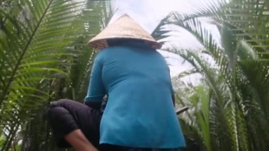 Mekong Nehri pazarındaki teknede dikiz aynasından biri.