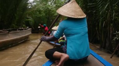 Mekong Nehri pazarındaki teknede dikiz aynasından biri.