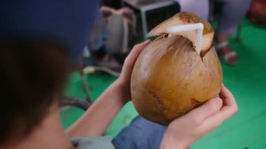 Hindistan cevizi sütü içen tatlı çocuk. 