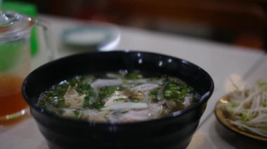 Restorandaki Asya yemeklerini yakından izle..