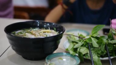 Restorandaki Asya yemeklerini yakından izle..