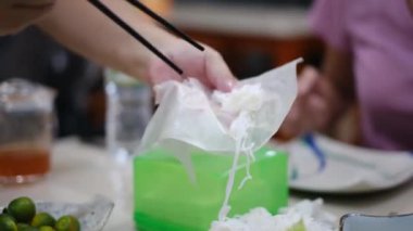 Turistler hazırlamak ve pirinç kağıdı sarıcı veya banh trang ile bahar rulo yemek gece sokak gıda pazarında trang. Geleneksel Vietnam nem yemeği, Asya mutfağı. Yakın çekim