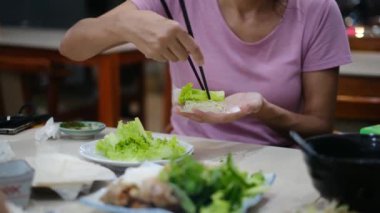 Turistler hazırlamak ve pirinç kağıdı sarıcı veya banh trang ile bahar rulo yemek gece sokak gıda pazarında trang. Geleneksel Vietnam nem yemeği, Asya mutfağı. Yakın çekim
