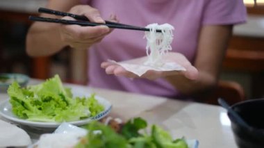 Turistler hazırlamak ve pirinç kağıdı sarıcı veya banh trang ile bahar rulo yemek gece sokak gıda pazarında trang. Geleneksel Vietnam nem yemeği, Asya mutfağı. Yakın çekim