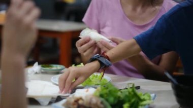 Turistler hazırlamak ve pirinç kağıdı sarıcı veya banh trang ile bahar rulo yemek gece sokak gıda pazarında trang. Geleneksel Vietnam nem yemeği, Asya mutfağı. Yakın çekim