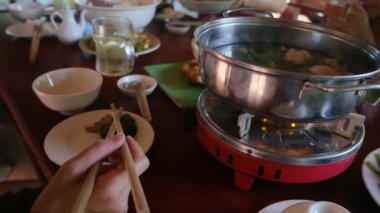 Restorandaki Asya yemeklerini yakından izle..