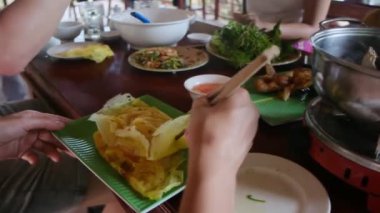 Restorandaki Asya yemeklerini yakından izle..