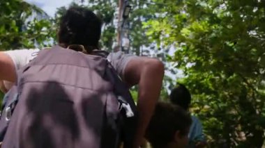 Çocuklu bir kadın, Güneydoğu Asya mirasına tapınağından giriyor.