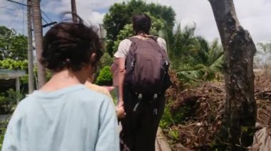 Çocuklu bir kadın, Güneydoğu Asya mirasına tapınağından giriyor.