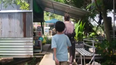 Sokakta yürüyen çocuklu bir kadın