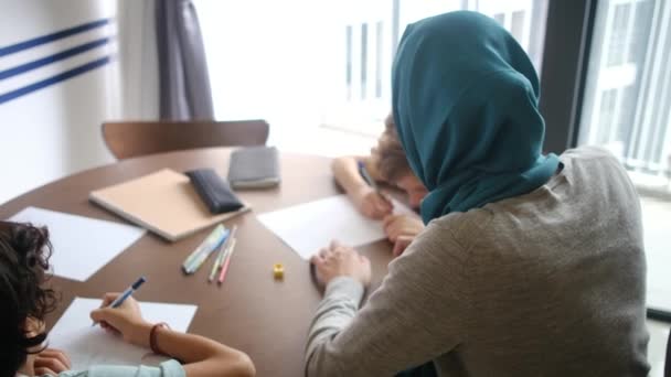 Zobaczyć Muzułmańską Matkę Hidżabie Prowadzącą Swoje Letnie Dzieci Przez Szkolne — Wideo stockowe