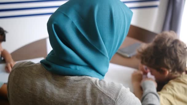 Свідок Мусульманської Матері Хіджабі Керує Шістьма Річними Дітьми Через Їхні — стокове відео