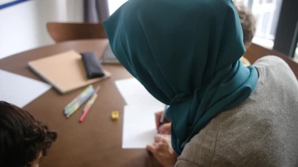 Свидетельствуйте Мусульманскую Мать Хиджабе Проводящую Своих Летних Детей Через Школьные — стоковое видео
