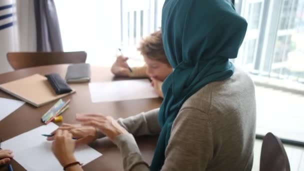 Testemunhar Uma Mãe Muçulmana Hijab Guiando Seus Filhos Anos Idade — Vídeo de Stock