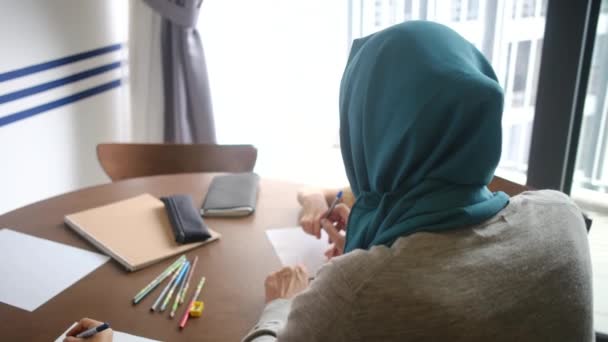 Zobaczyć Muzułmańską Matkę Hidżabie Prowadzącą Swoje Letnie Dzieci Przez Szkolne — Wideo stockowe