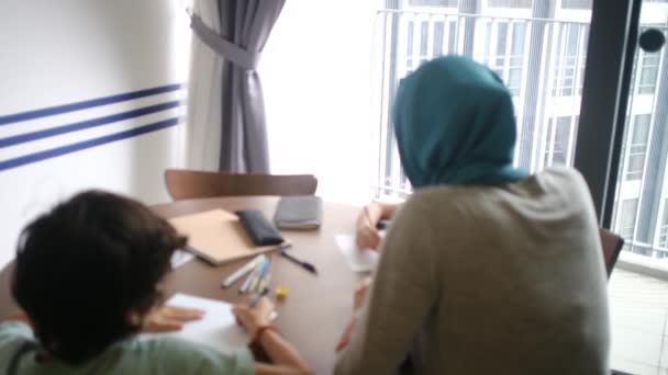 Assistere Una Madre Musulmana Hijab Che Guida Suoi Figli Anni — Video Stock