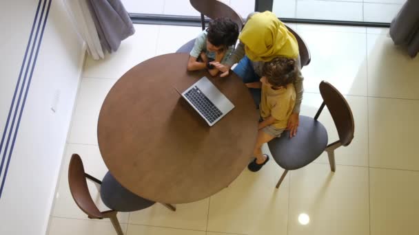 有孩子的年轻妇女与笔记本电脑一起工作 — 图库视频影像