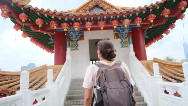 Kaukasische Vrouw Wandelen Tussen Aziatische Tempel — Stockvideo