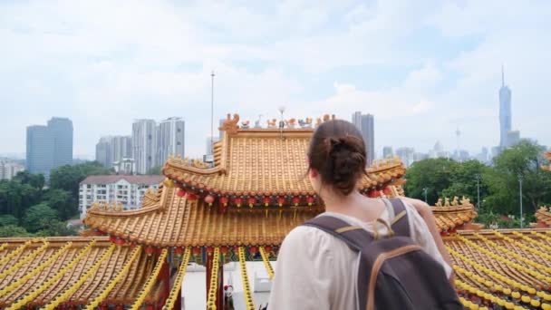 Femme Caucasienne Marche Parmi Temple Asiatique — Video