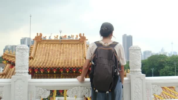 Mujer Caucásica Caminando Entre Templo Asiático — Vídeo de stock