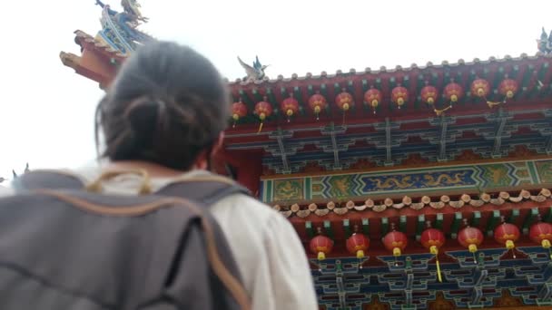 Mujer Caucásica Caminando Entre Templo Asiático — Vídeos de Stock