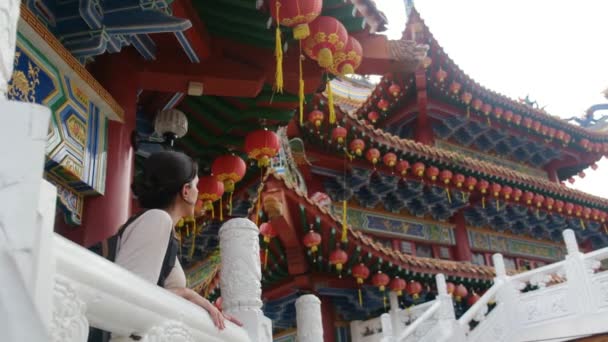 Mujer Caucásica Caminando Entre Templo Asiático — Vídeos de Stock