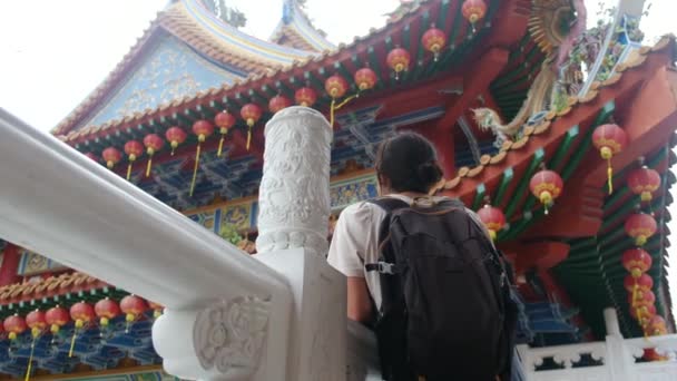 Mujer Caucásica Caminando Entre Templo Asiático — Vídeo de stock
