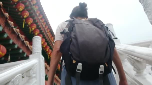 Femme Caucasienne Marche Parmi Temple Asiatique — Video