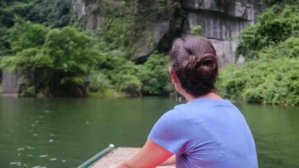 Mujer Turista Navegando Los Mares Del Sur Asia — Vídeo de stock