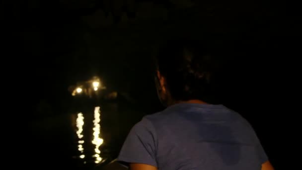Silhouette Eines Mannes Und Einer Frau Auf Einem Boot Der — Stockvideo
