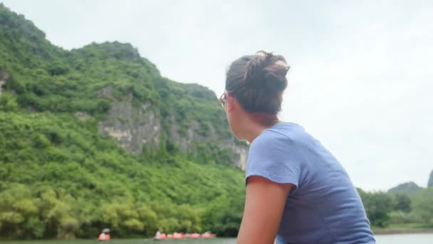 在亚洲南部海域航行的女游客 — 图库视频影像