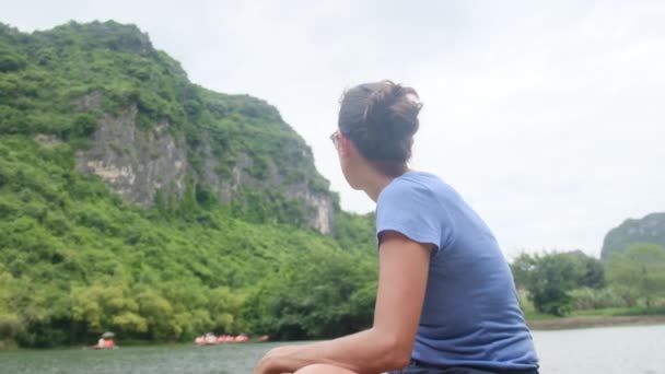 Mujer Turista Navegando Los Mares Del Sur Asia — Vídeo de stock