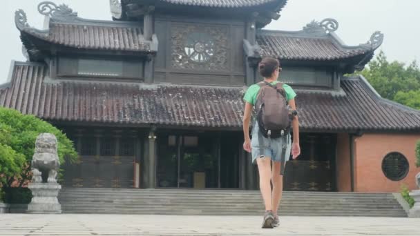 Year Old Woman Backpack Walking Southeast Asian Temple Capturing Culture — Stock Video