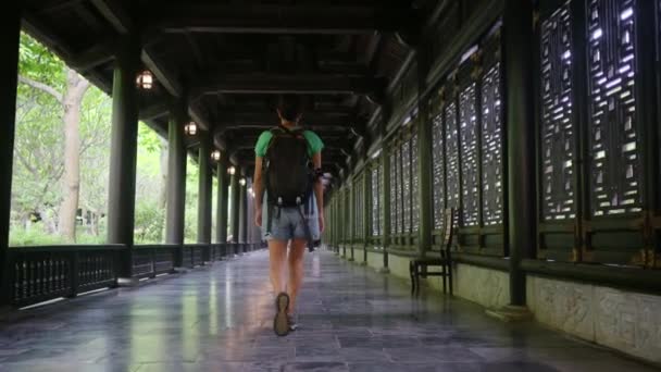 40Χρονη Γυναίκα Σακίδιο Περπατάει Στο Ναό Της Νοτιοανατολικής Ασίας Αιχμαλωτίζοντας — Αρχείο Βίντεο